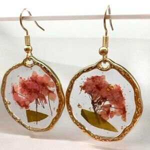 Brand New PINK ROUND PRESSED FLOWER RESIN DANGLE EARRINGS